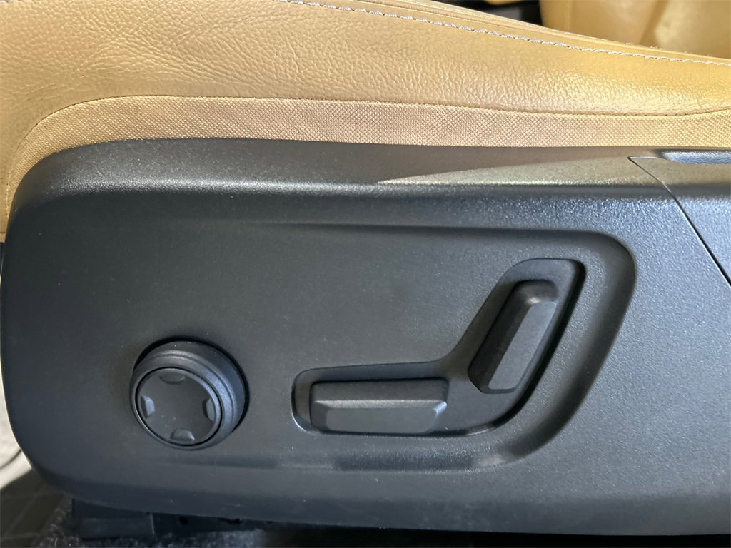 Used 2021 Volvo XC40 T5 Inscription w/ Climate Package image 11