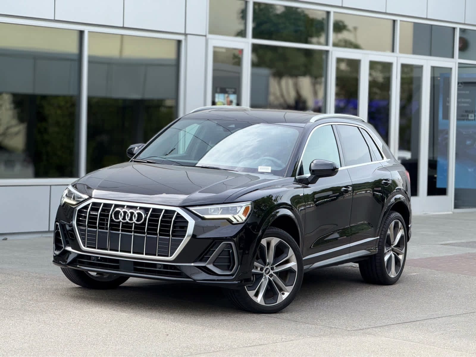 Used 2021 Audi Q3 2.0T Premium Plus w/ Premium Plus Package image 2