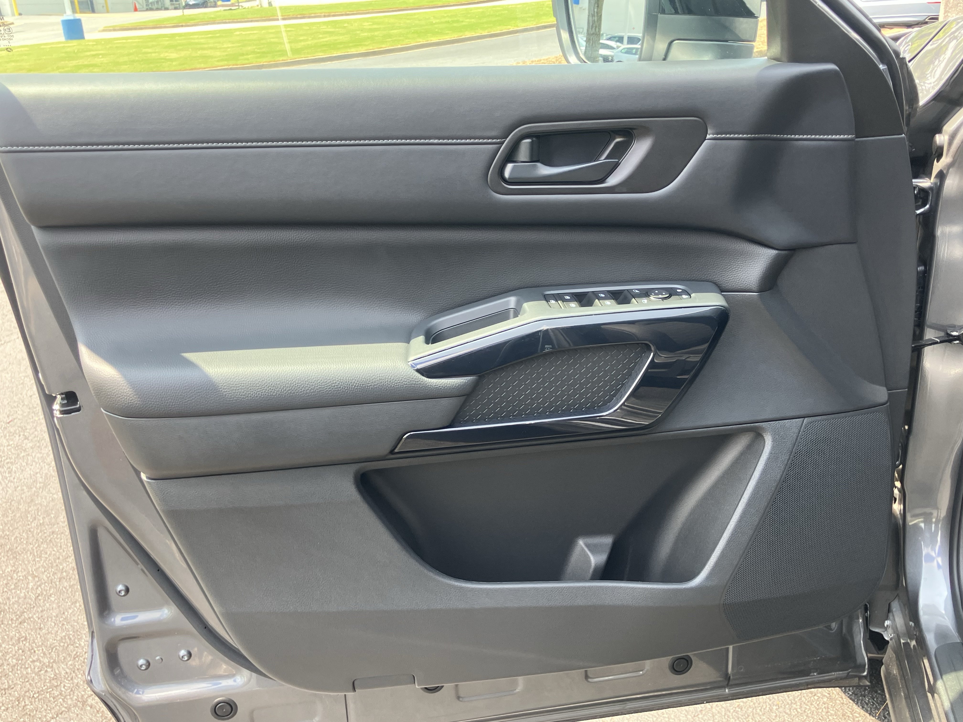 Used 2025 Nissan Pathfinder S FWD image 14