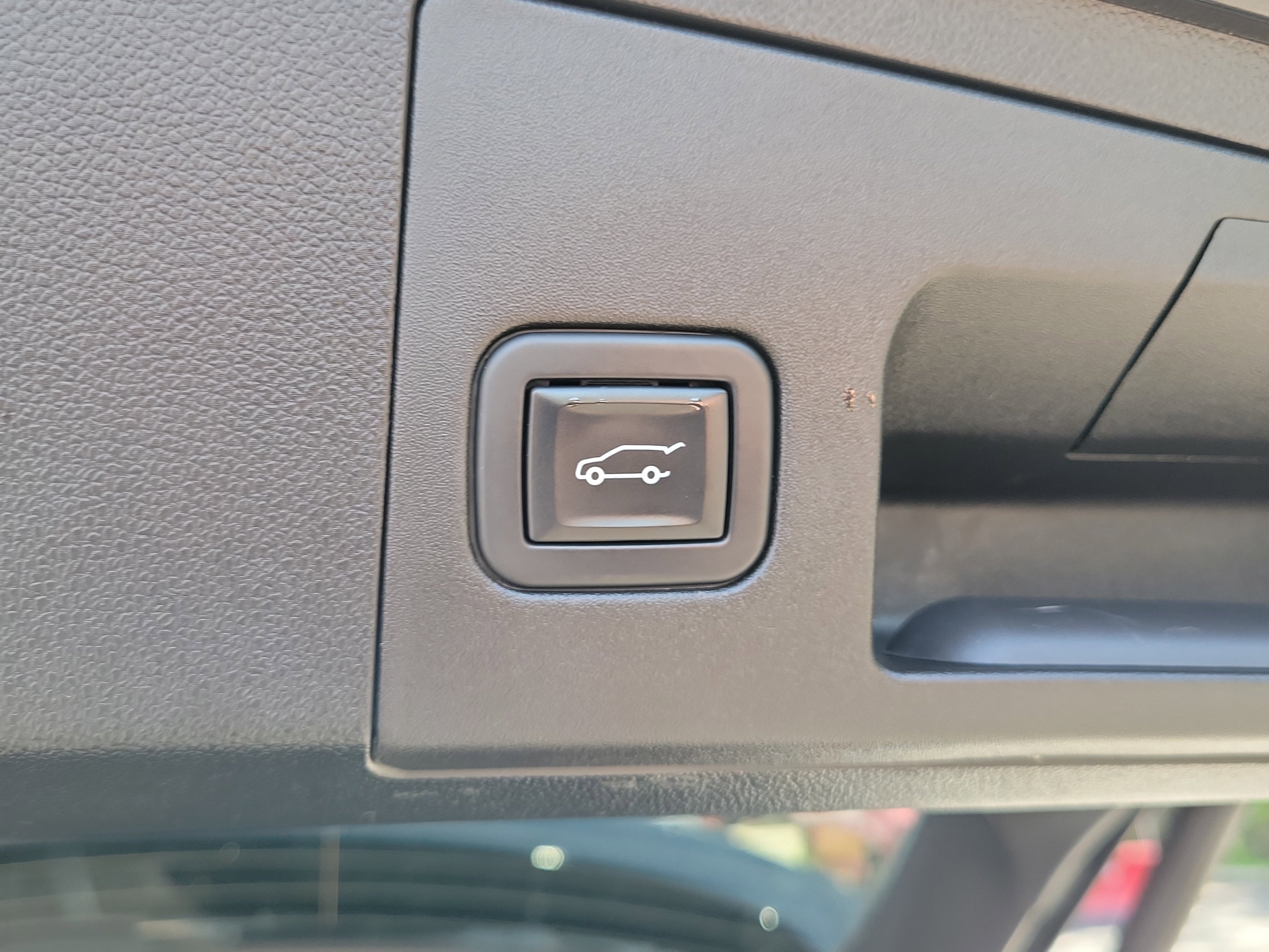 Used 2023 Cadillac XT4 Sport w/ Cold Weather Package AWD/4WD image 10
