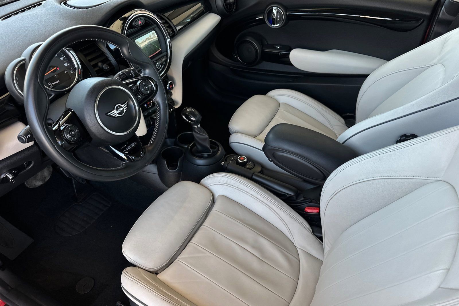 Used 2019 MINI Cooper 2-Door Hardtop w/ Signature Upholstery Package image 9