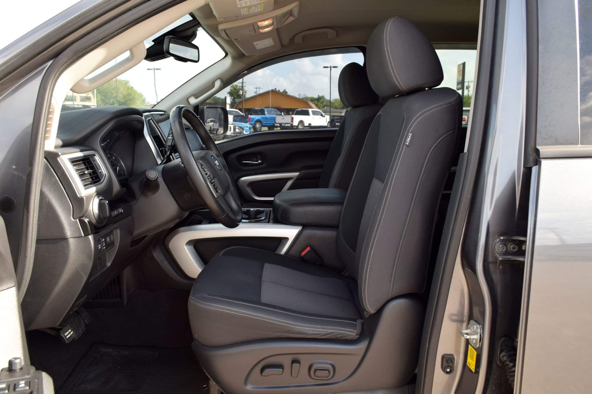 Used 2021 Nissan Titan SV w/ SV Convenience Package RWD image 18