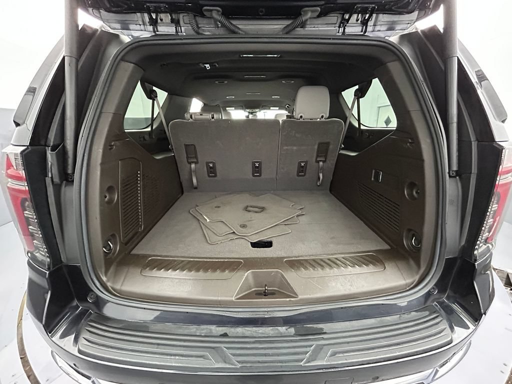 Used 2025 Chevrolet Suburban LT RWD image 21