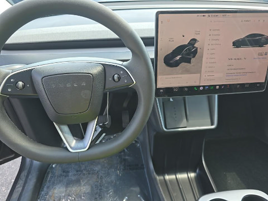 Used 2026 Tesla Model Y 2WD image 9