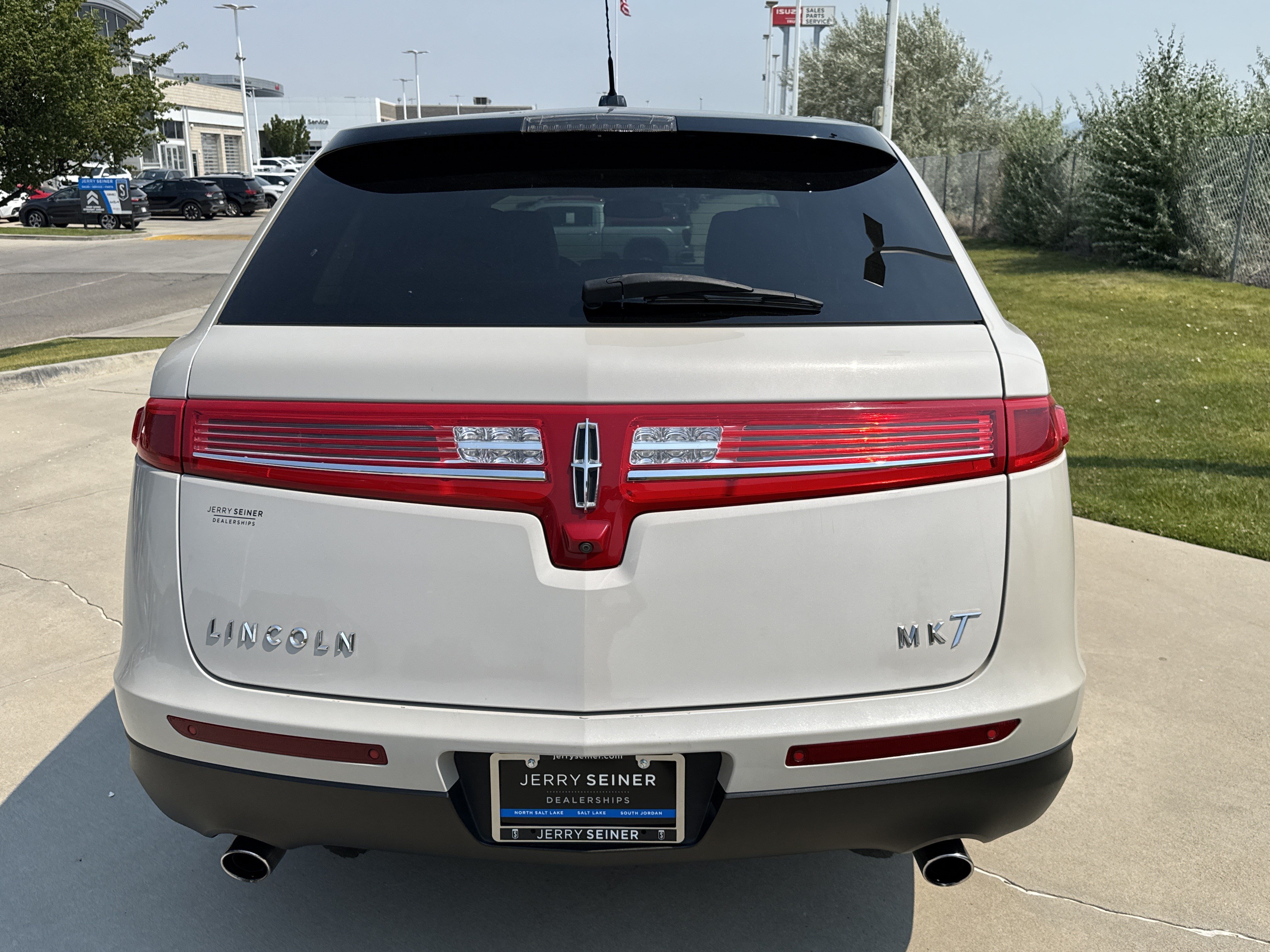 Used 2019 Lincoln MKT AWD image 6