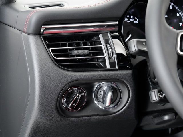 Certified 2025 Porsche Macan AWD/4WD image 11