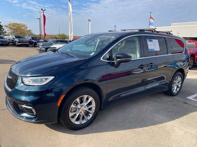 Used 2023 Chrysler Pacifica Touring-L AWD/4WD image 2