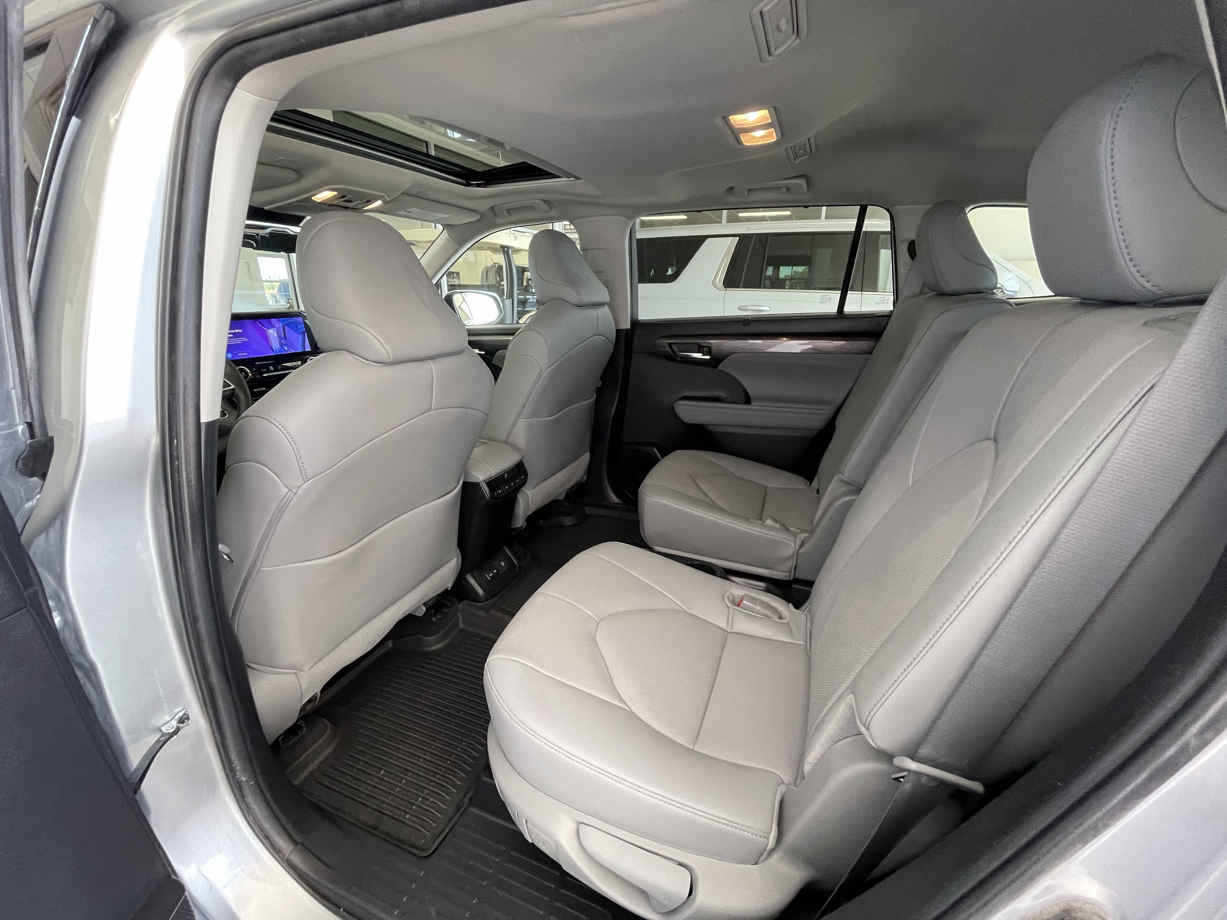 Used 2024 Toyota Highlander Limited AWD/4WD image 13