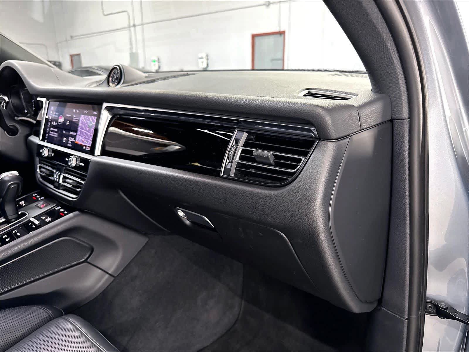 Used 2023 Porsche Macan AWD/4WD image 17
