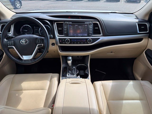Used 2019 Toyota Highlander XLE w/ Carpet Mat Package (TMS) AWD/4WD image 12