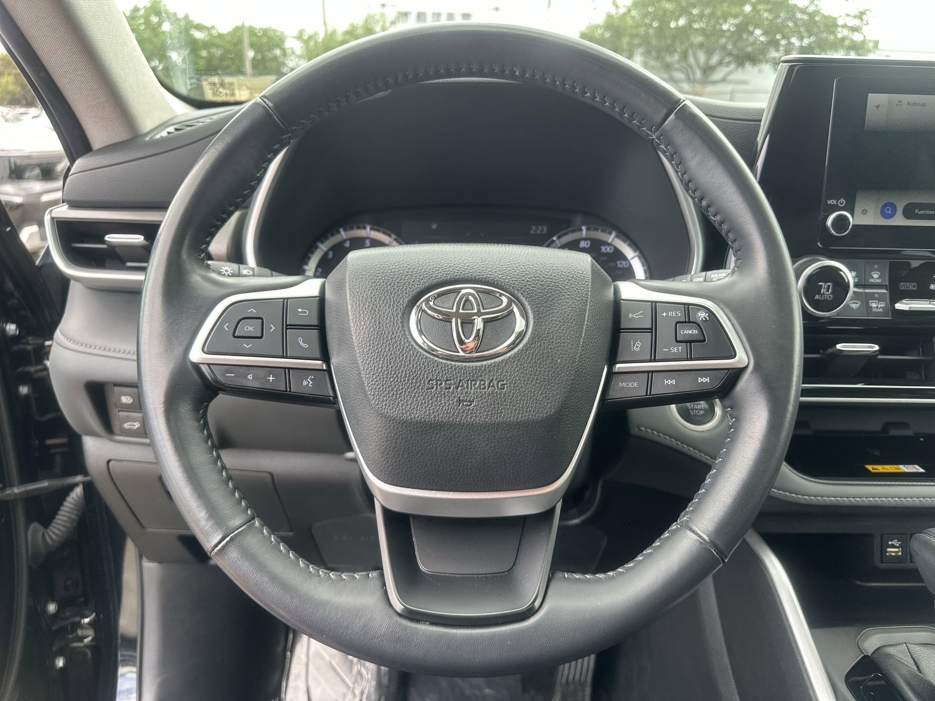 Used 2024 Toyota Highlander XLE AWD/4WD image 11