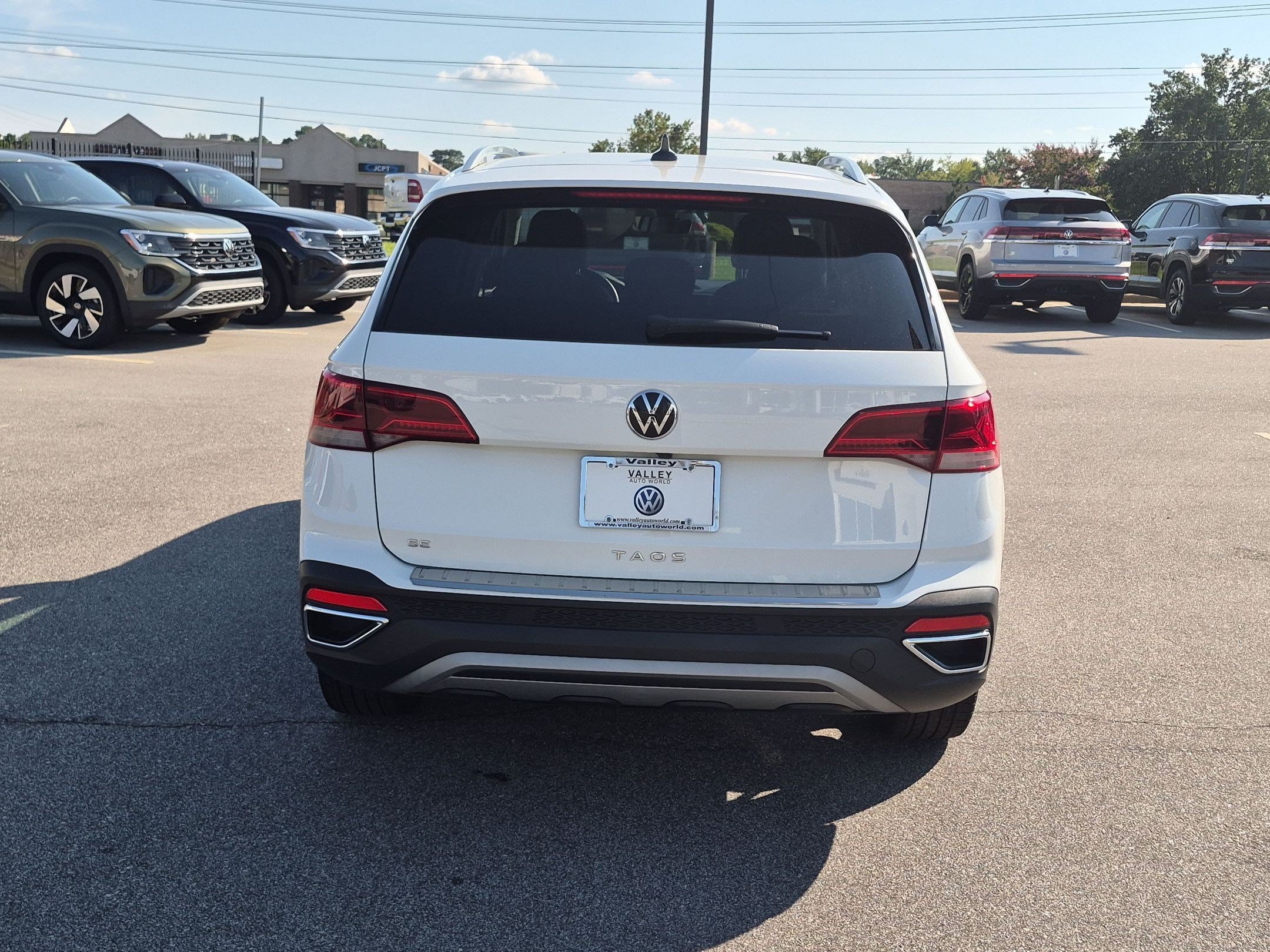 Used 2023 Volkswagen Taos SE w/ Black Wheel Package FWD image 4