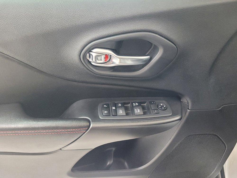 Used 2019 Jeep Cherokee Trailhawk w/ Cold Weather Group AWD/4WD image 27