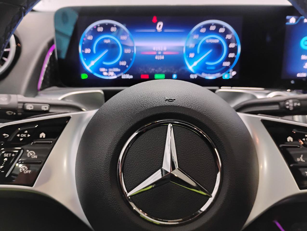 Used 2024 Mercedes-Benz EQB 300 4MATIC image 10