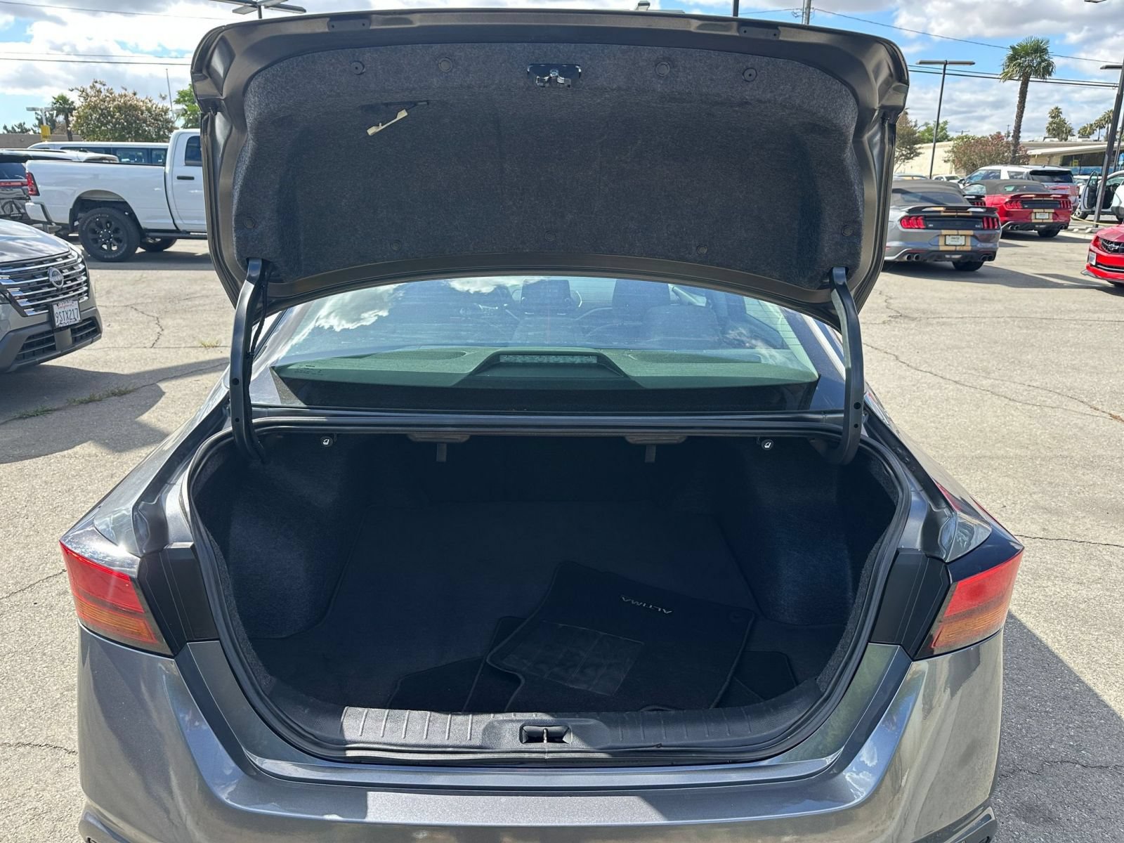 Used 2025 Nissan Altima 2.5 SV FWD image 30