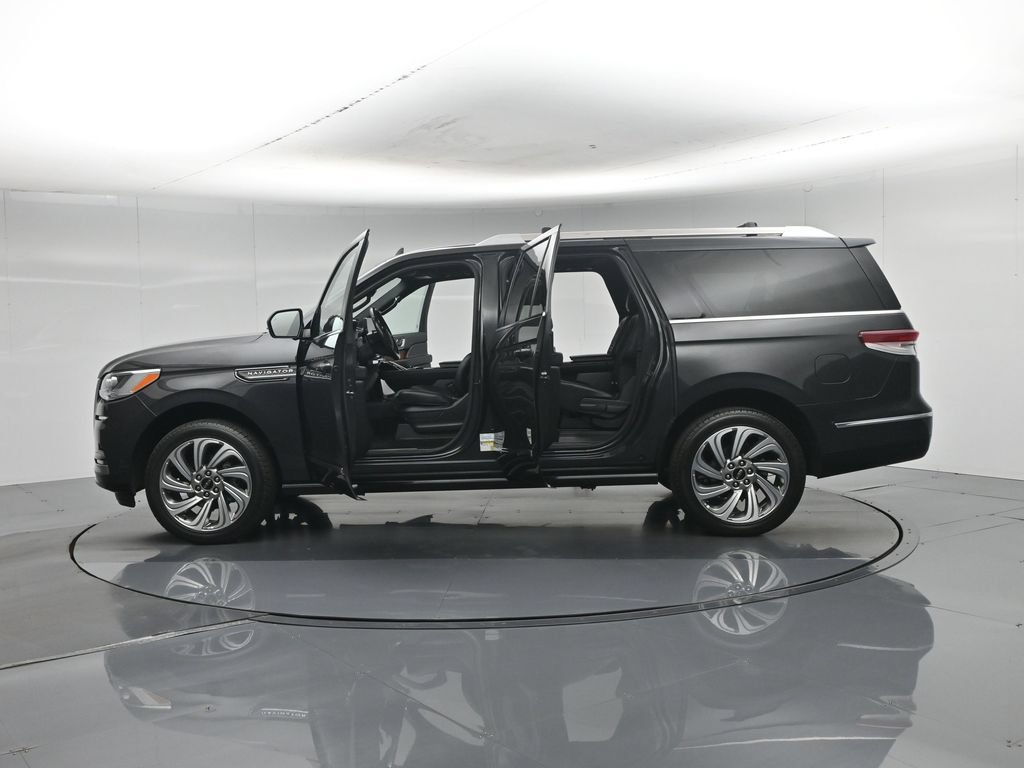 Used 2023 Lincoln Navigator L Reserve AWD/4WD image 39