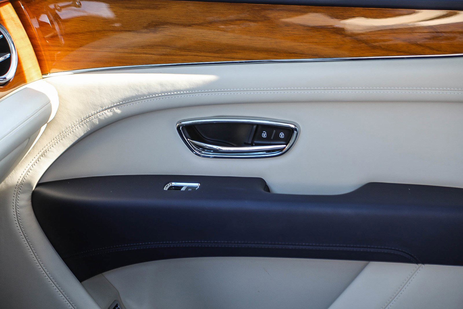 Used 2023 Bentley Bentayga Extended Wheelbase image 21