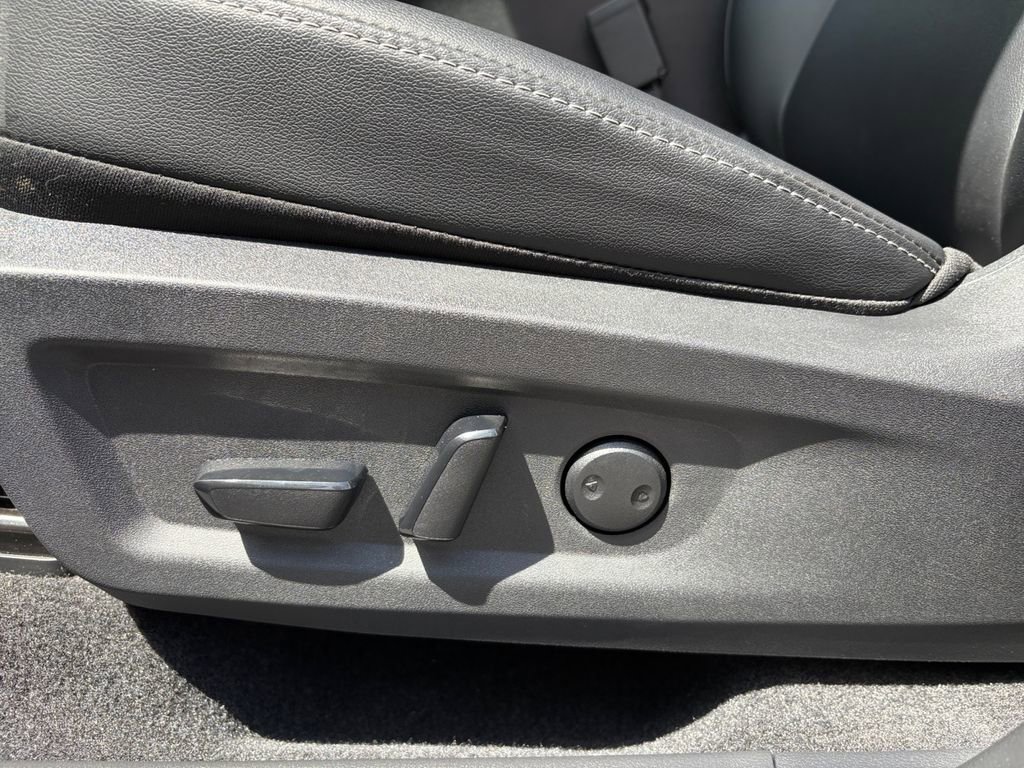 Used 2025 Nissan Murano SV AWD/4WD image 13