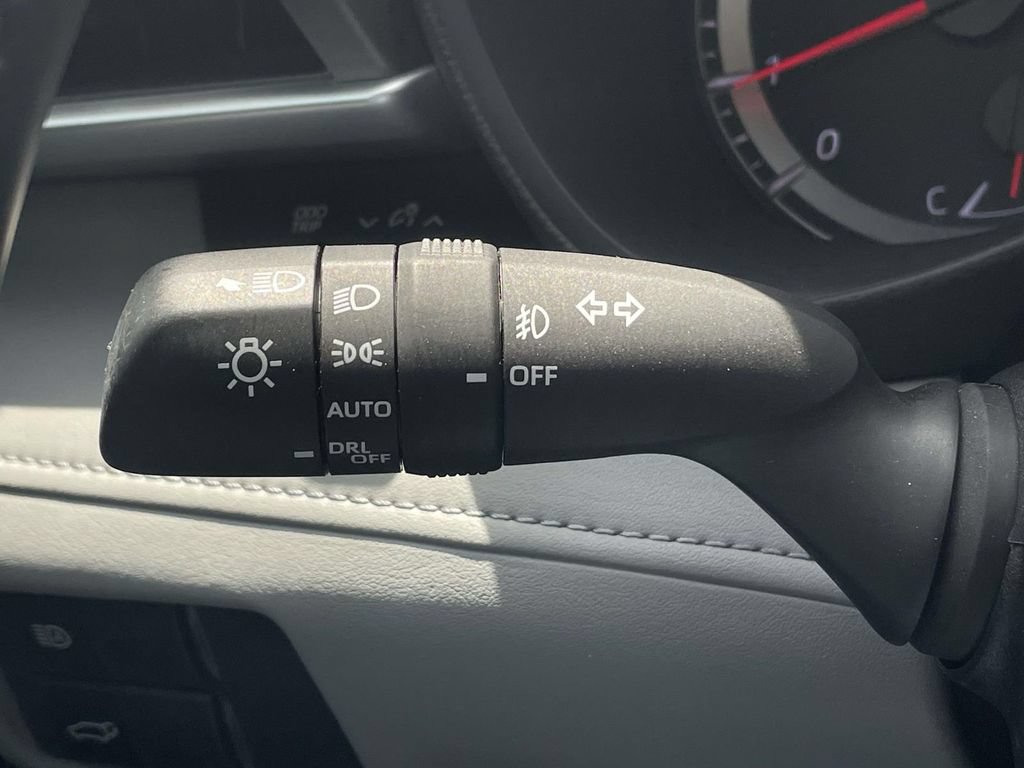 Used 2021 Toyota Highlander LE FWD image 24