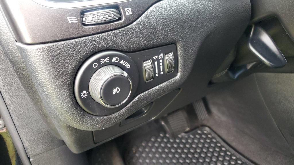 Used 2019 Jeep Cherokee Trailhawk w/ Cold Weather Group AWD/4WD image 10