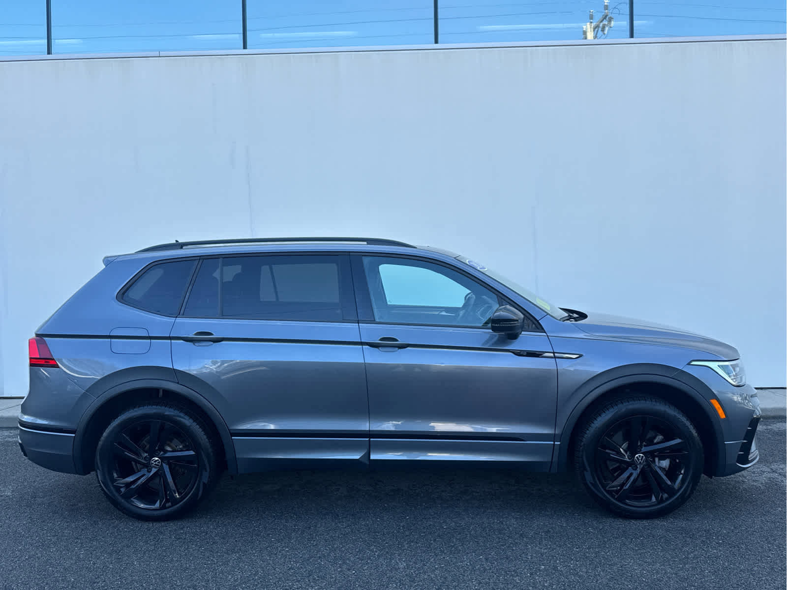 Used 2024 Volkswagen Tiguan SE R-Line image 3