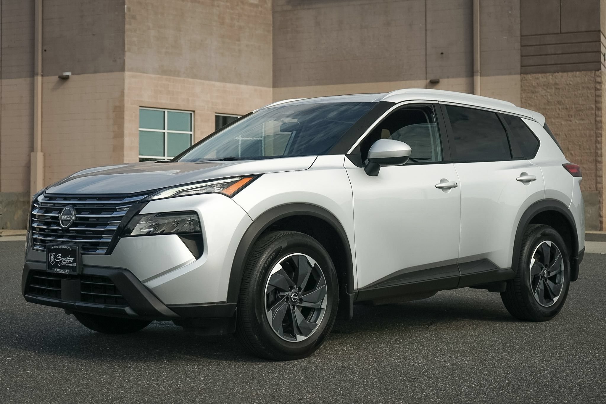 Used 2024 Nissan Rogue SV w/ SV Premium Package AWD/4WD image 2