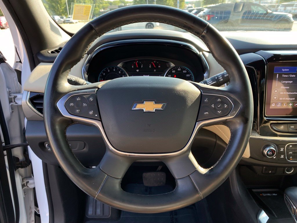 Used 2023 Chevrolet Traverse LT w/ Rear Camera Mirror Package FWD image 13