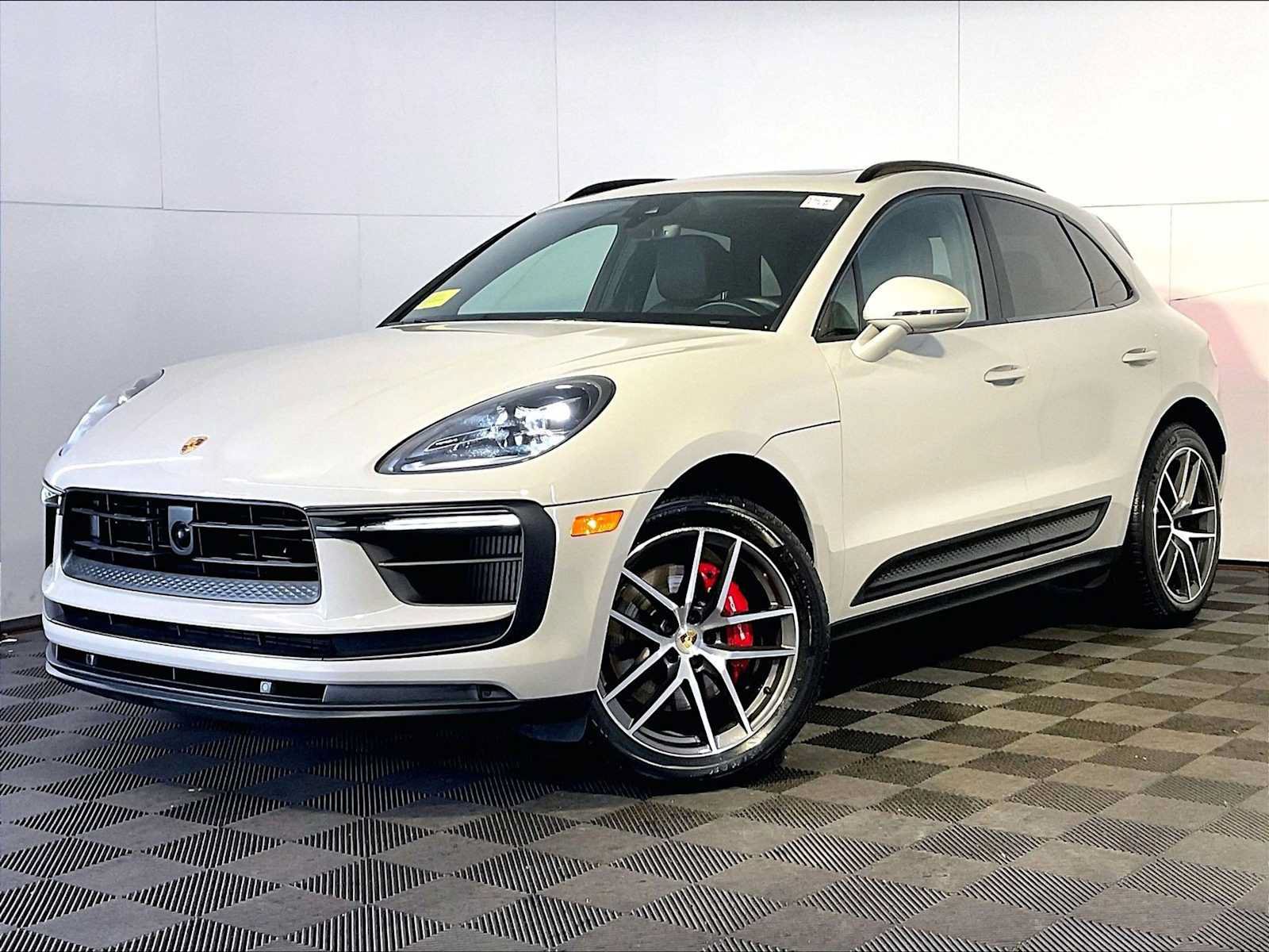 Certified 2023 Porsche Macan S AWD/4WD image 1