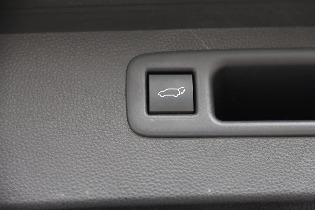 Used 2021 Toyota Highlander XLE AWD/4WD image 10