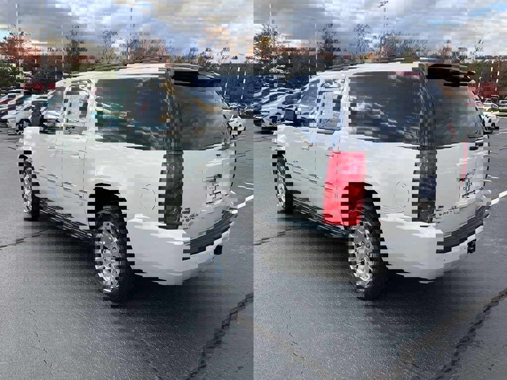 Used 2010 GMC Yukon XL SLT w/ SLT-2 Equipment Package image 18