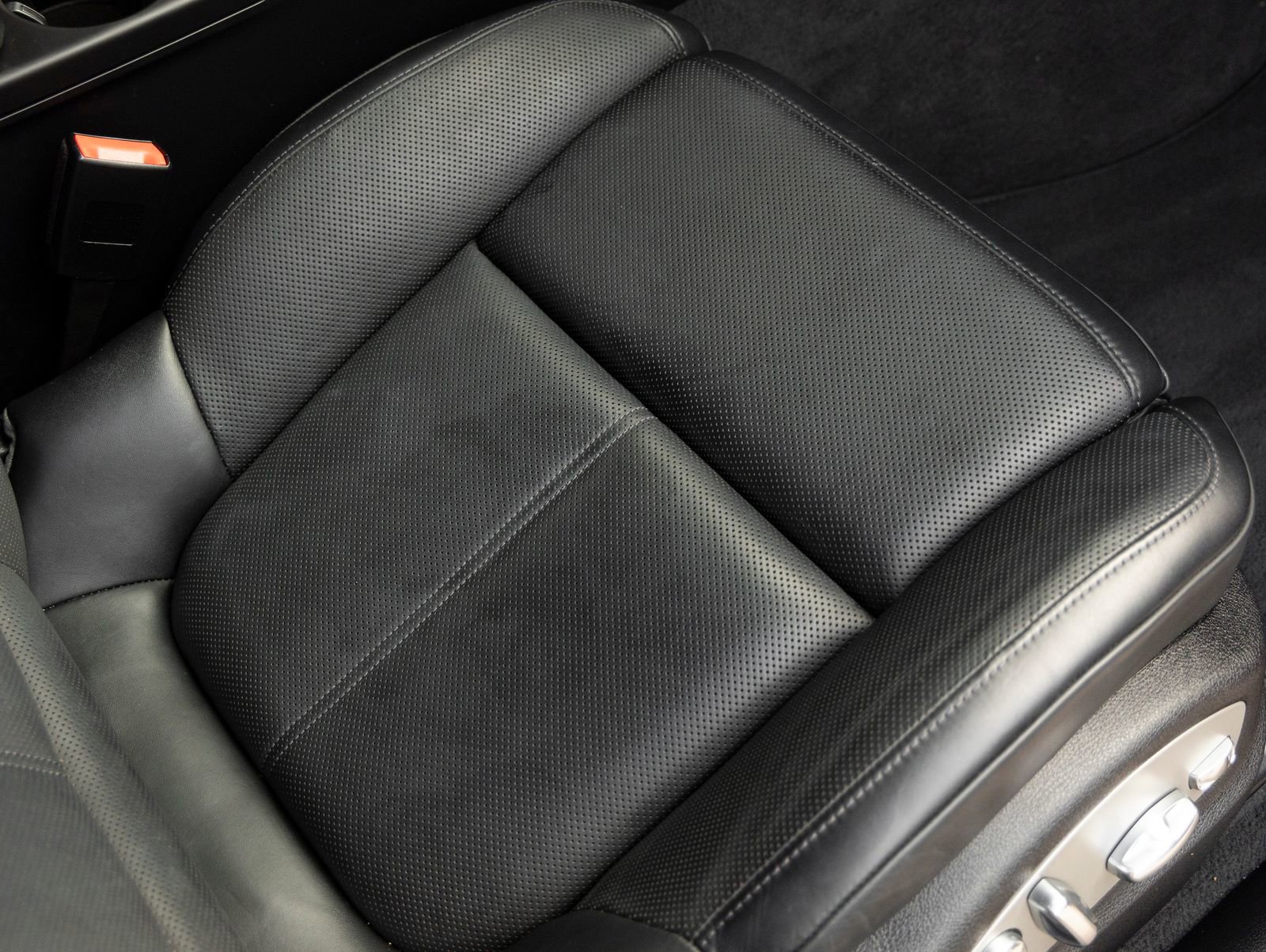 Certified 2024 Porsche Macan image 39