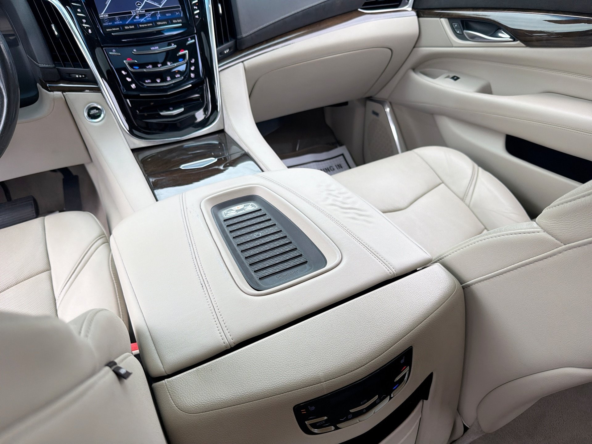 Used 2018 Cadillac Escalade Luxury RWD image 24