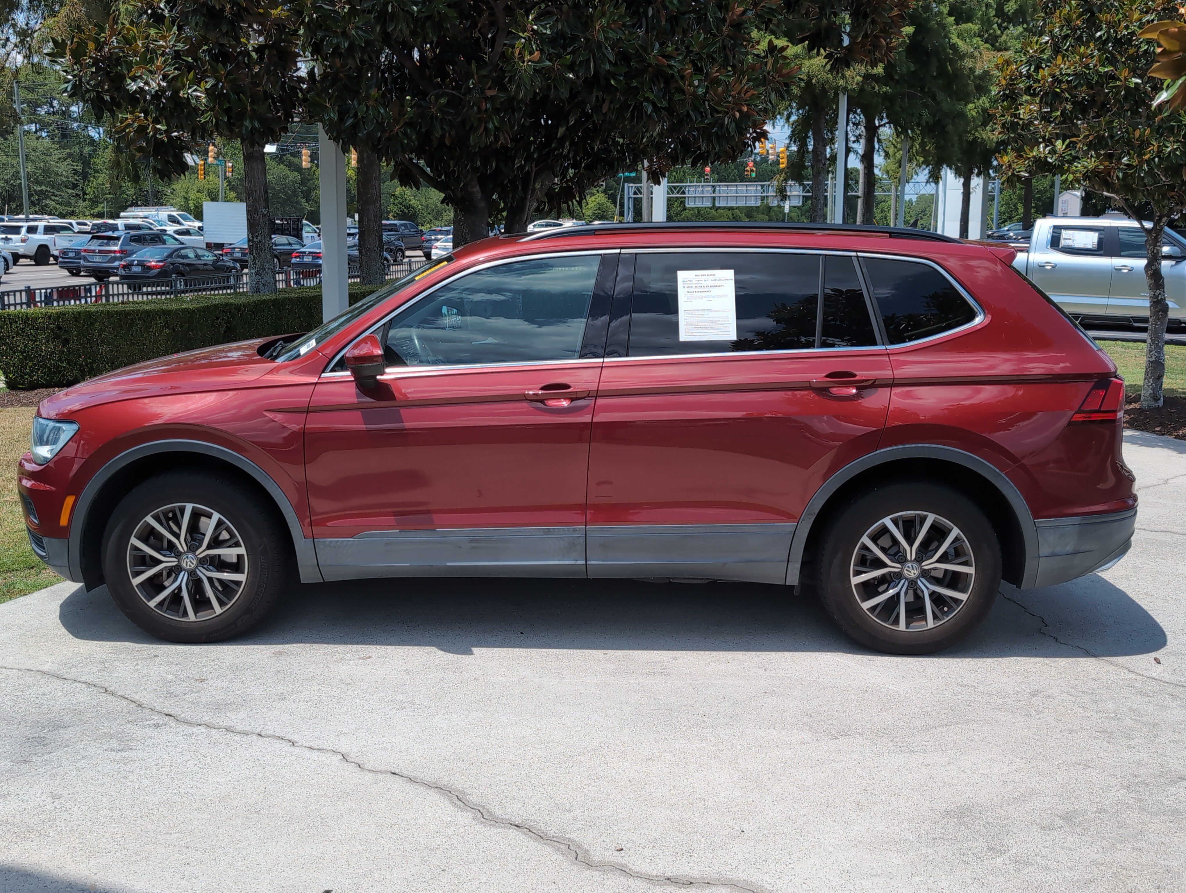 Used 2019 Volkswagen Tiguan SE w/ Panoramic Sunroof Package FWD image 7