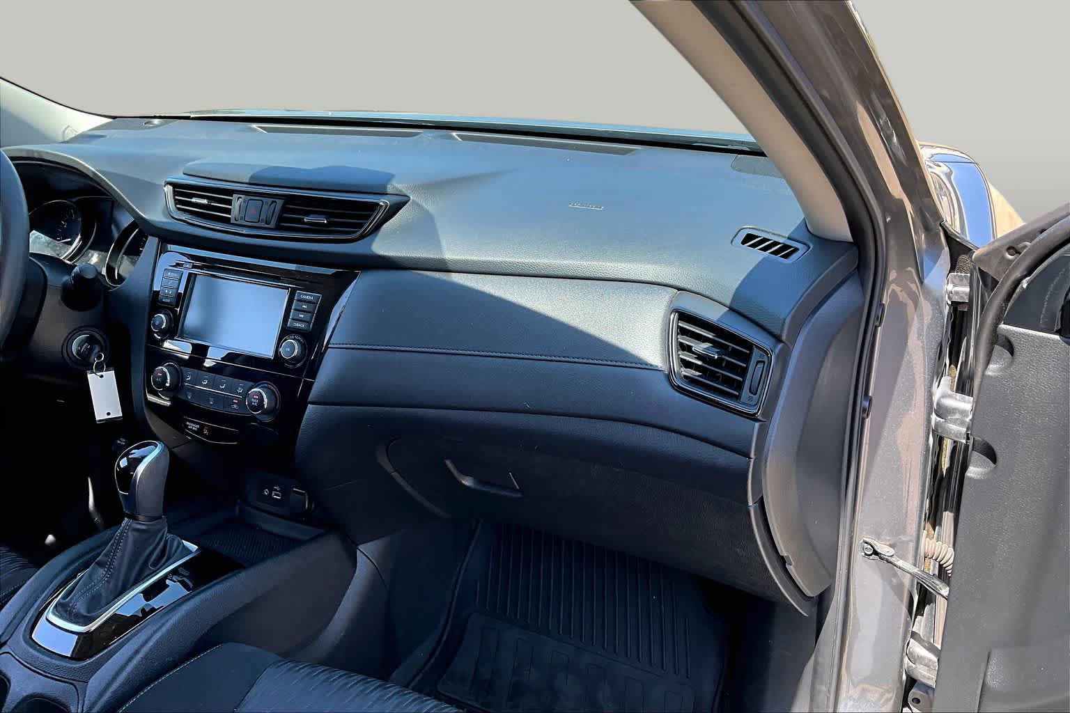 Used 2020 Nissan Rogue S FWD image 16