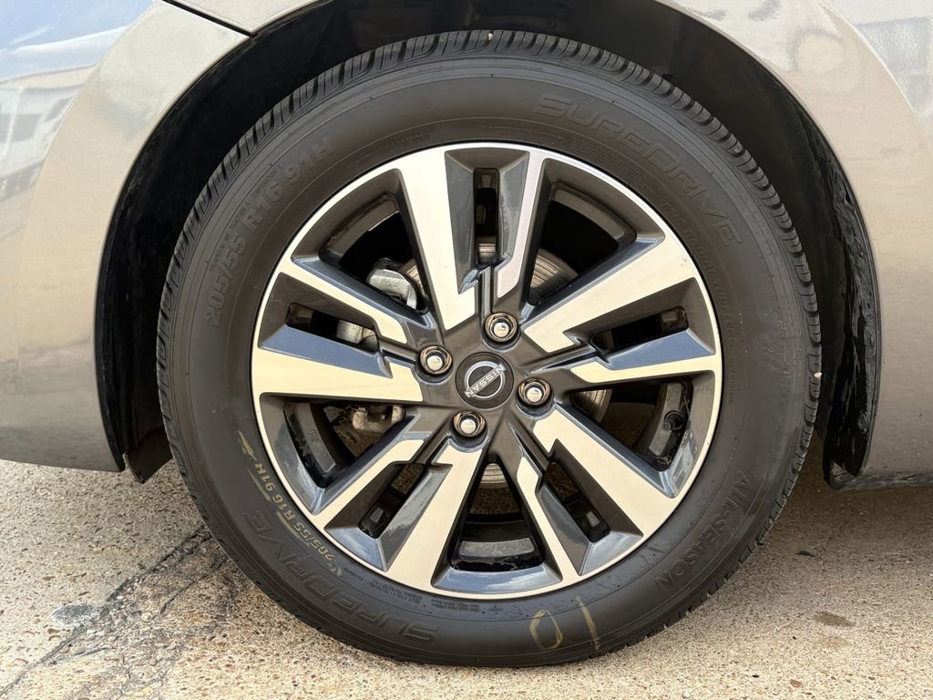 Used 2024 Nissan Versa SV image 9