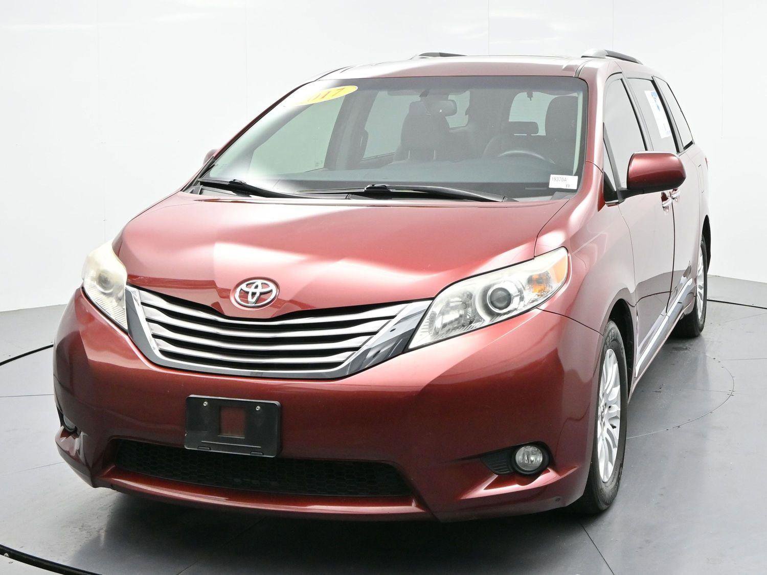 Used 2017 Toyota Sienna XLE w/ XLE Navigation Package FWD image 2
