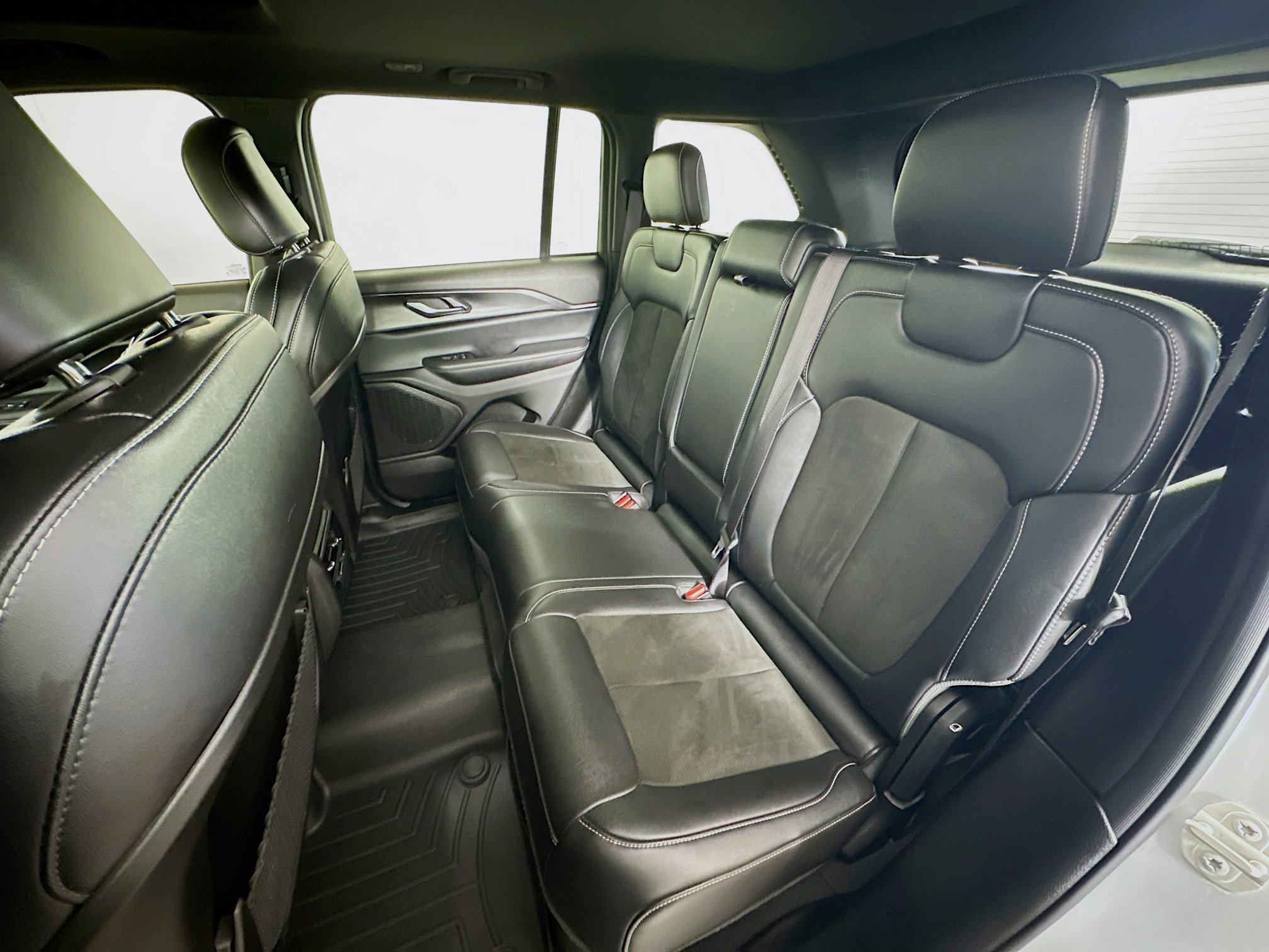 Used 2023 Jeep Grand Cherokee Altitude image 27