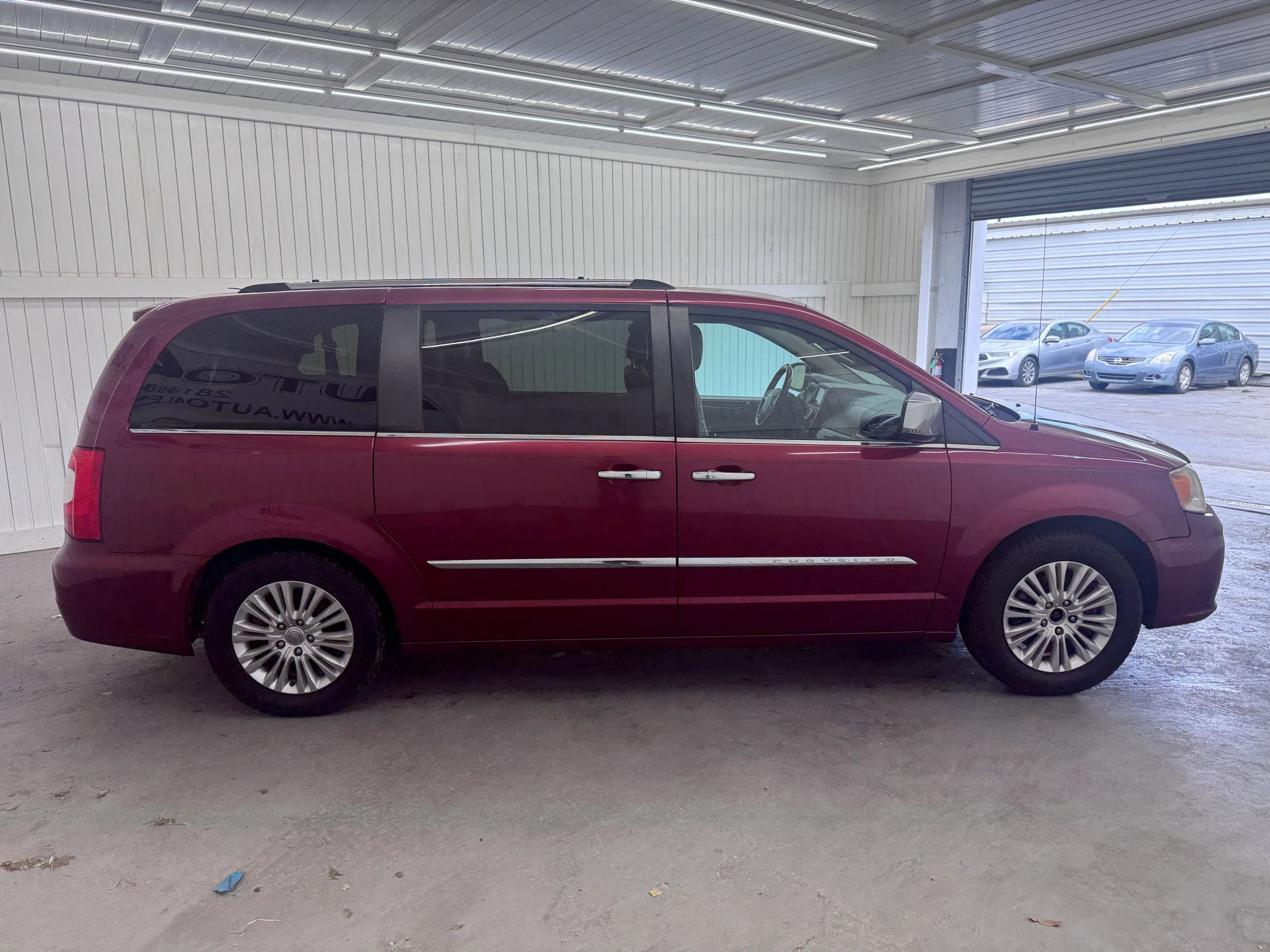 Used 2012 Chrysler Town & Country Limited w/ Luxury Group image 4