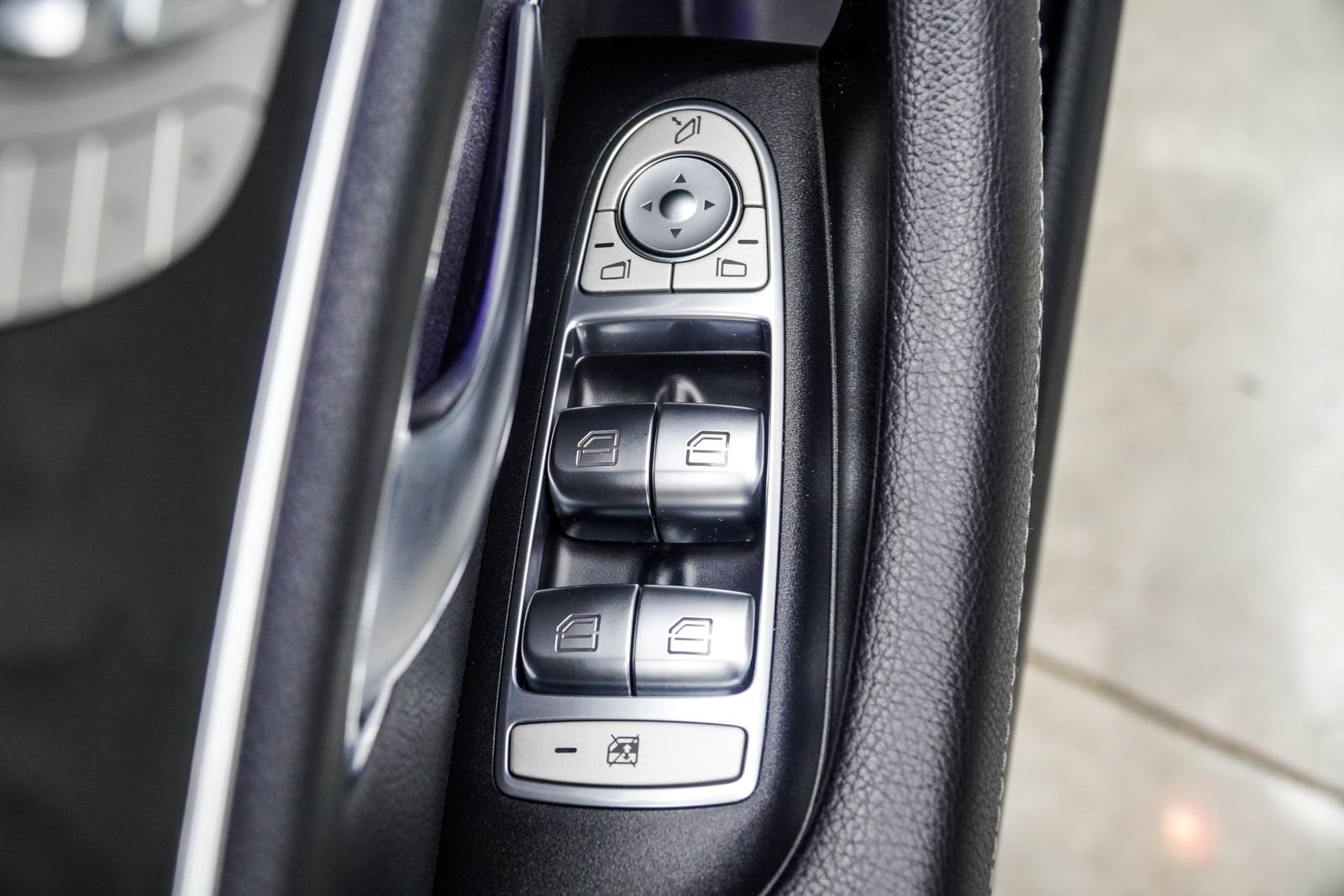 Used 2020 Mercedes-Benz E 350 4MATIC Sedan w/ Parking Assistance Package image 33
