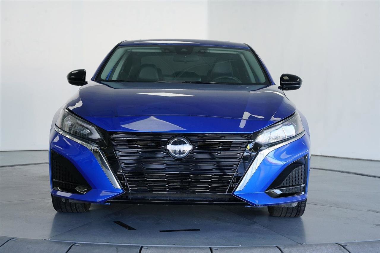 Used 2025 Nissan Altima 2.5 SR w/ SR Premium Package FWD image 2