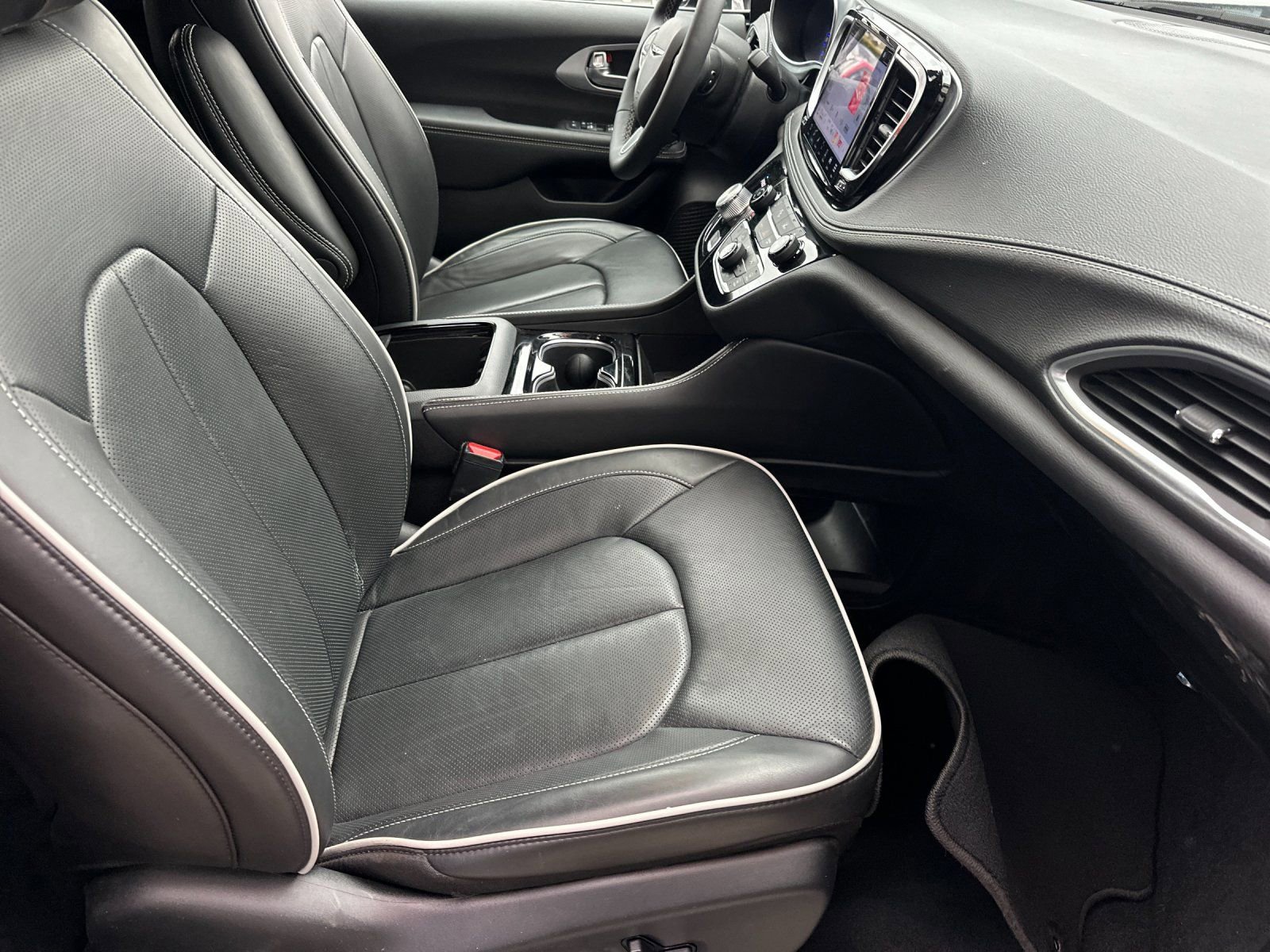 Used 2026 Chrysler Pacifica Limited image 15