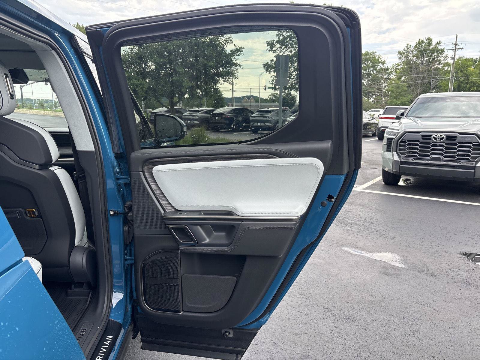 Used 2022 Rivian R1T Adventure AWD/4WD image 19