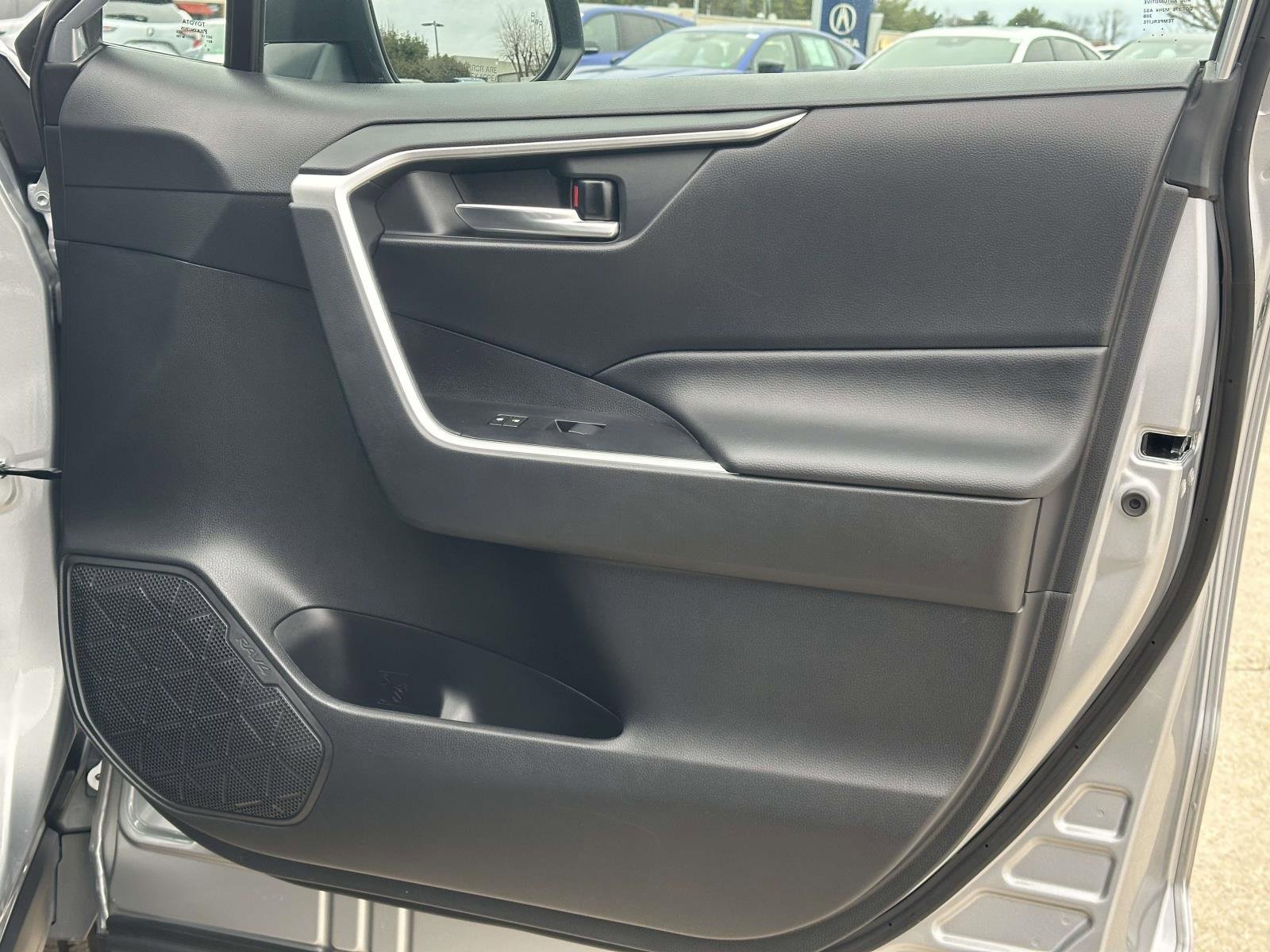 Used 2020 Toyota RAV4 XLE image 9