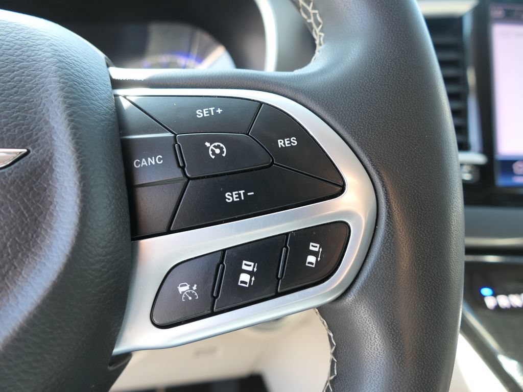 Used 2023 Chrysler Pacifica Touring-L FWD image 14