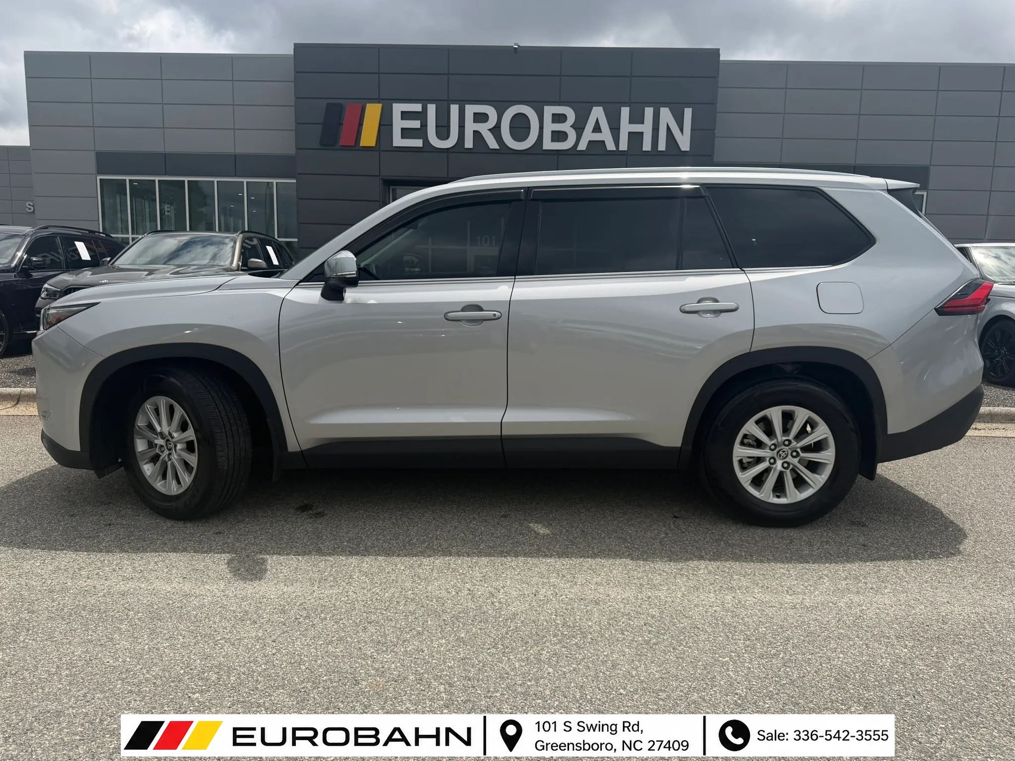 Used 2024 Toyota Grand Highlander AWD image 2