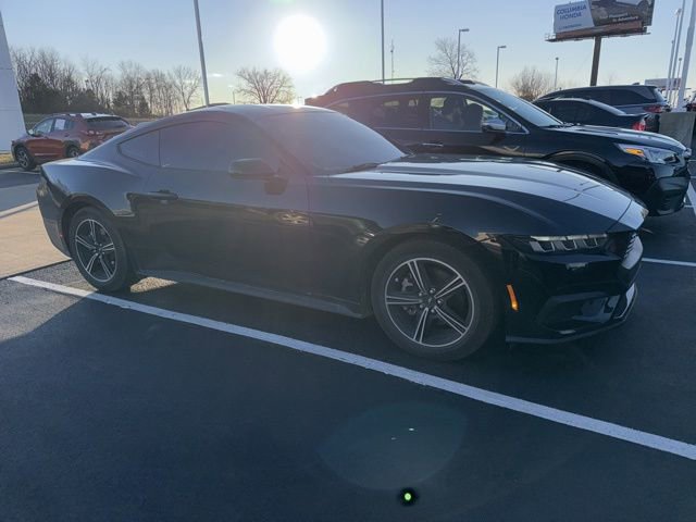 Used 2025 Ford Mustang Coupe image 3