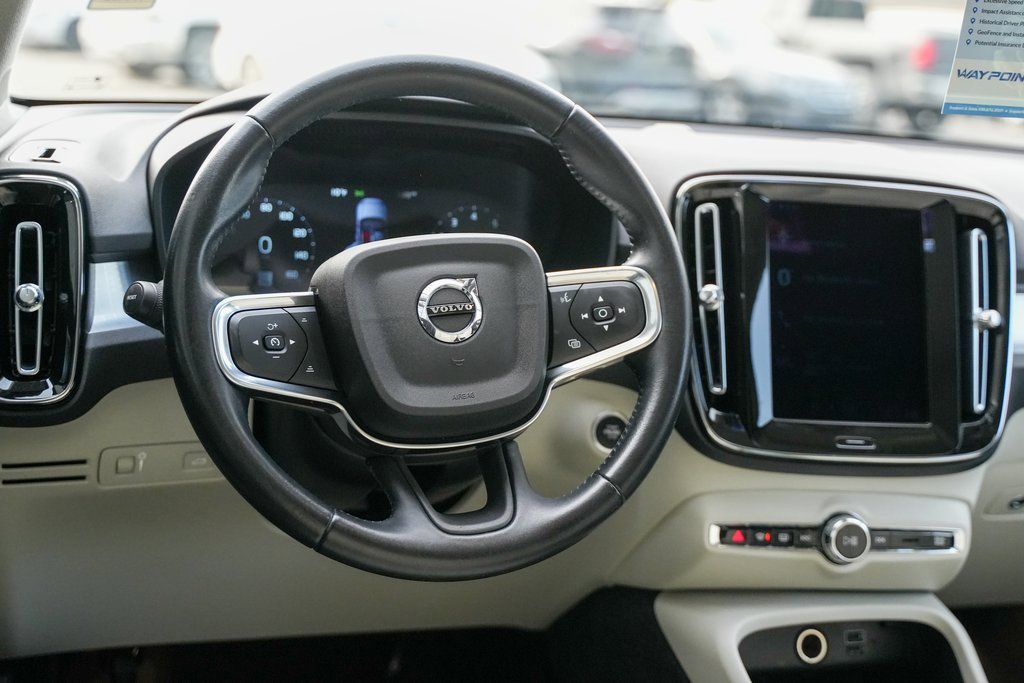 Used 2021 Volvo XC40 T5 Momentum w/ Premium Package image 28
