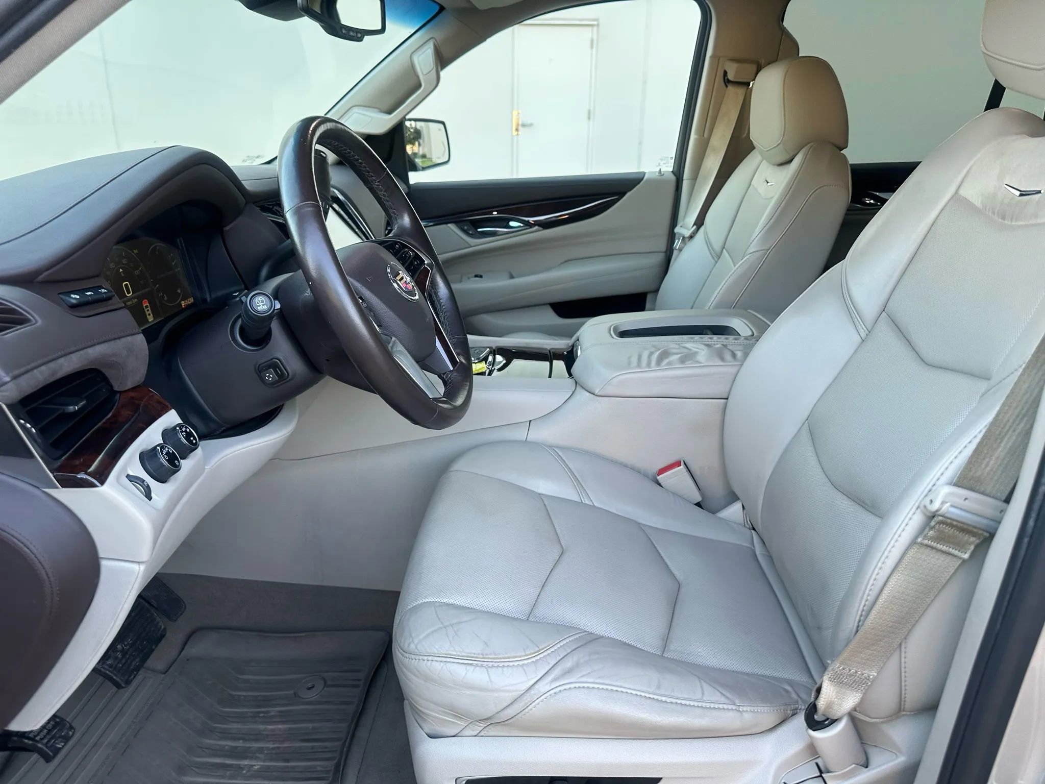 Used 2015 Cadillac Escalade Luxury image 16