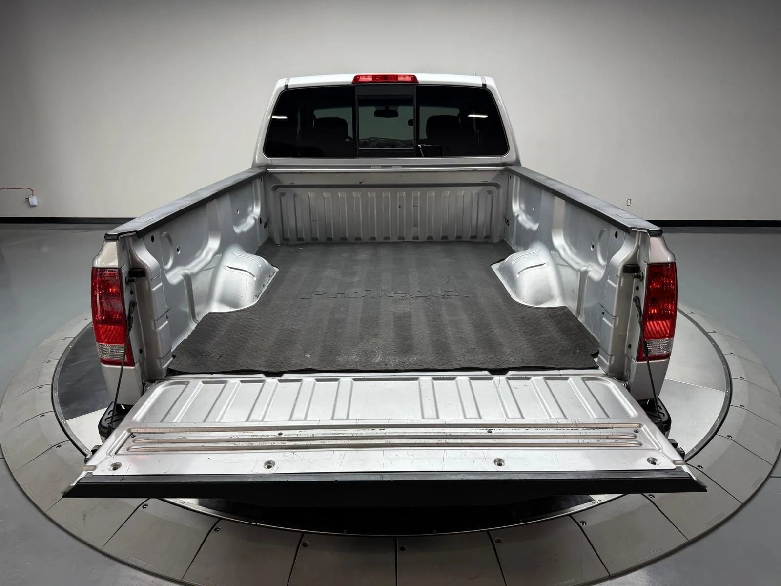 Used 2010 Nissan Titan XE w/ XE Popular Equipment Pkg RWD image 14