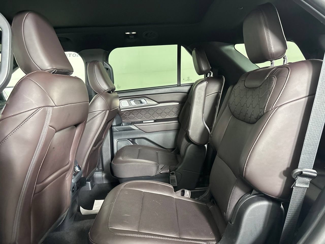 Used 2025 Ford Explorer Platinum w/ LUX Leather Package AWD/4WD image 28